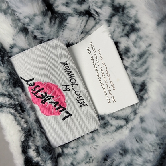 Betsey Johnson Skulls Halloween Limited Edition Throw Blanket - Picture 7 of 9